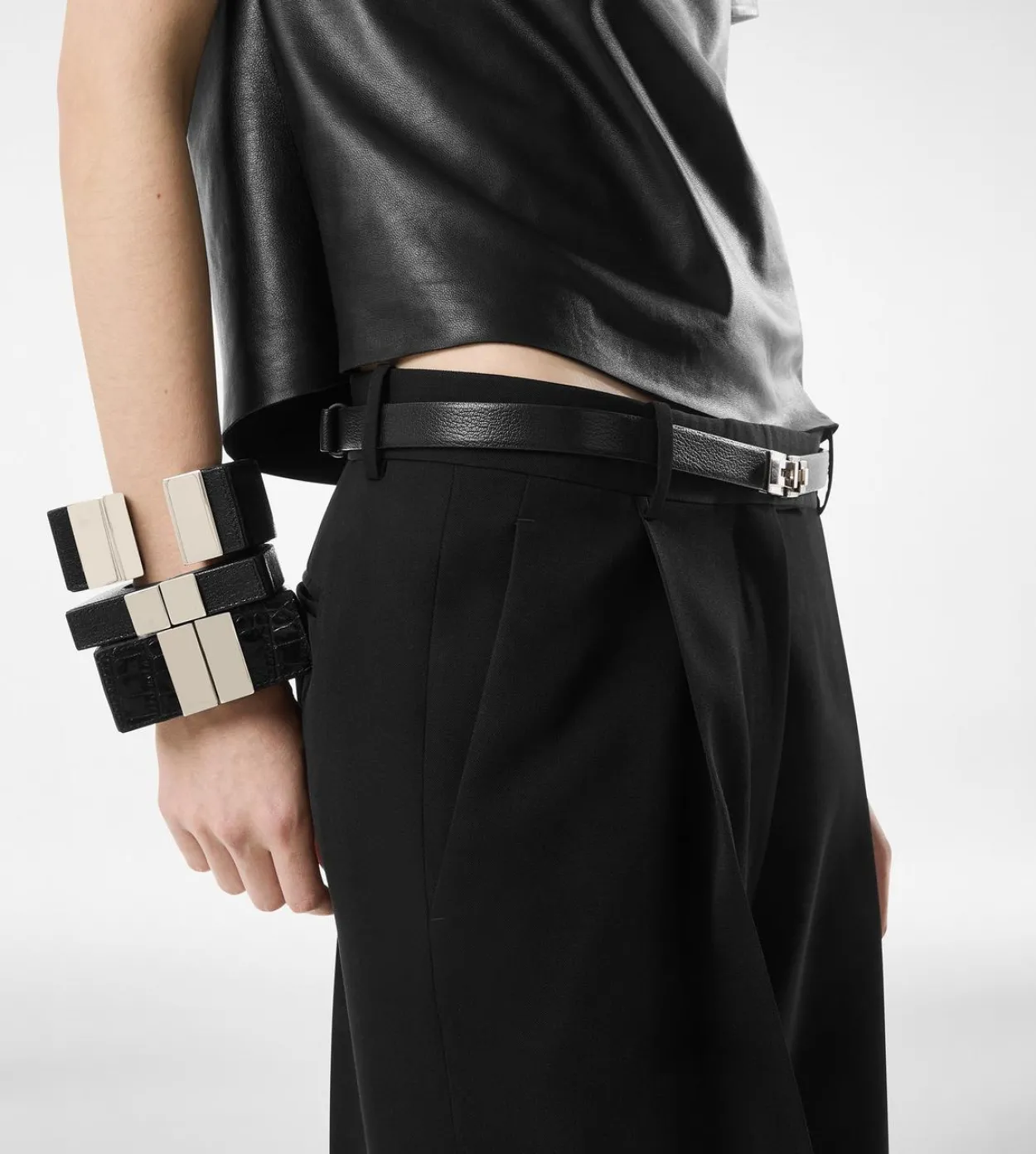 SHARP WOOL PLEATED PANTS