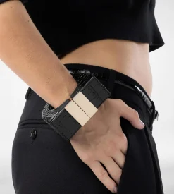 SHINY STAMPED CROCODILE LEATHER AND BRASS DECO BRACELET