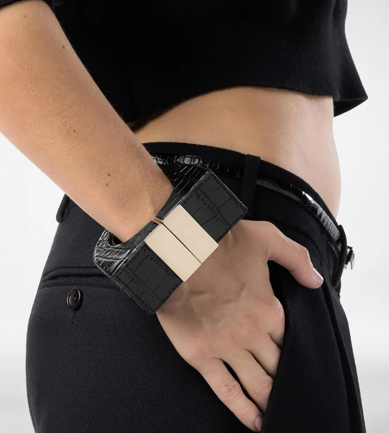 SHINY STAMPED CROCODILE LEATHER AND BRASS DECO BRACELET